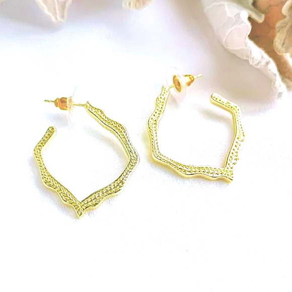 KENDRA SCOTT Gold Miku Open Hoop Earrings - Picture 2 of 10